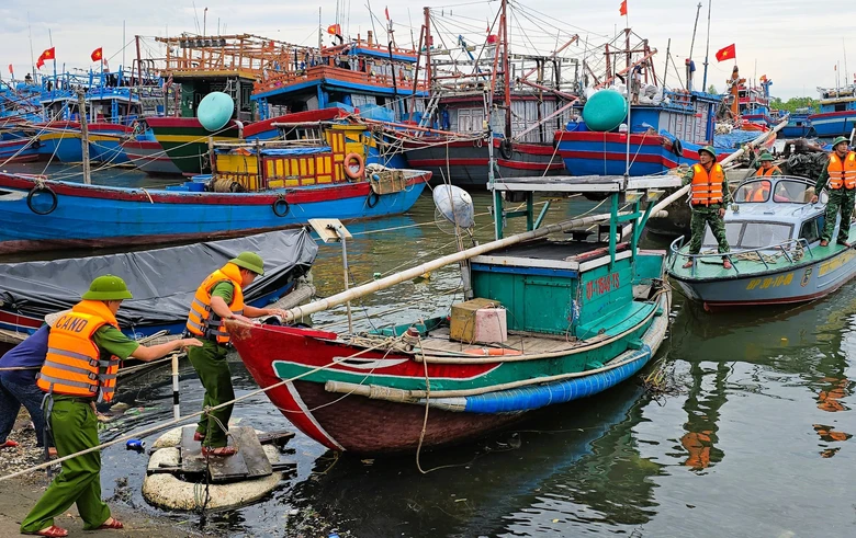 Thủ tướng chỉ đạo tập trung ứng ph&oacute; b&atilde;o số 10 v&agrave; mưa lũ, sạt lở đất- Ảnh 1.