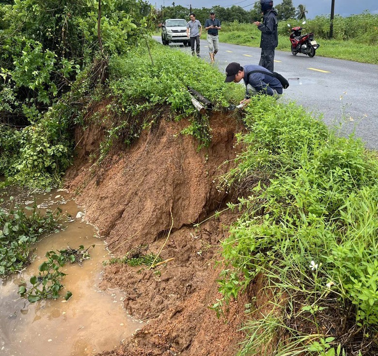 B&atilde;o số 10 uy hiếp c&aacute;c tỉnh miền Trung: Mưa lớn, nhiều nơi sạt lở nghi&ecirc;m trọng- Ảnh 2.