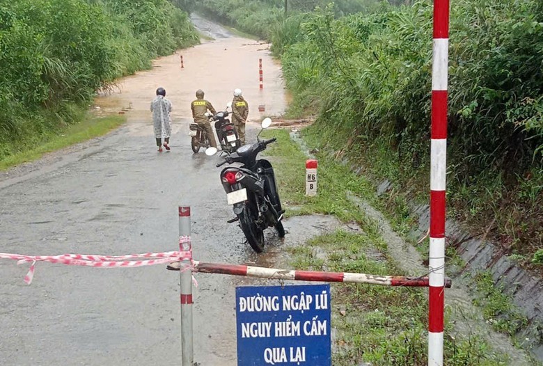 B&atilde;o số 10 uy hiếp c&aacute;c tỉnh miền Trung: Mưa lớn, nhiều nơi sạt lở nghi&ecirc;m trọng- Ảnh 4.