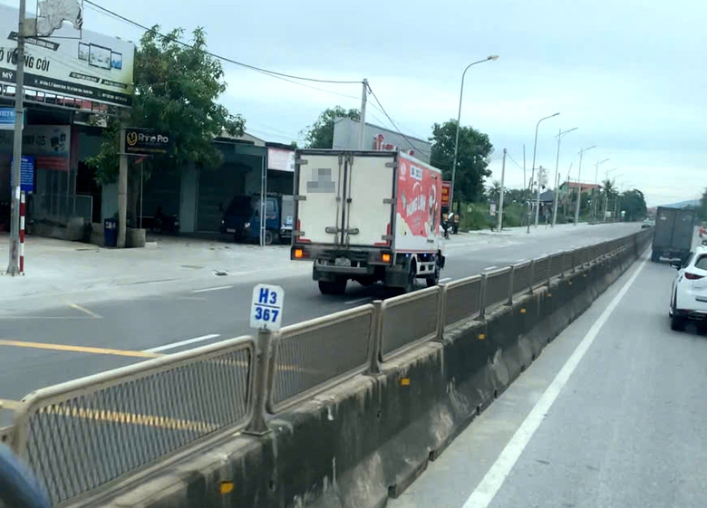 Thanh Hóa: Trừ điểm tài xế lái xe ô tô đi ngược chiều trên QL1- Ảnh 1. Thanh Hóa: Trừ điểm tài xế lái xe ô tô đi ngược chiều trên QL1- Ảnh 1.