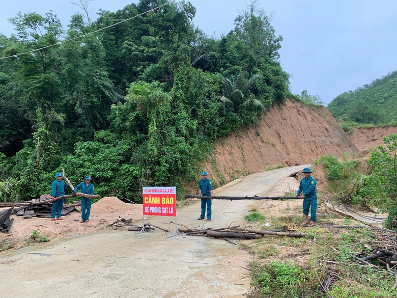 B&atilde;o số 10 uy hiếp c&aacute;c tỉnh miền Trung: Mưa lớn, nhiều nơi sạt lở nghi&ecirc;m trọng- Ảnh 13.