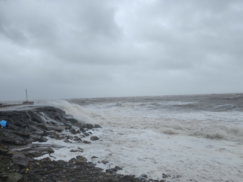 Hà Tĩnh: Nhiều tuyến quốc lộ bị ngập, lốc xoáy gây thiệt hại nhà dân và doanh nghiệp- Ảnh 2. Hà Tĩnh: Nhiều tuyến quốc lộ bị ngập, lốc xoáy gây thiệt hại nhà dân và doanh nghiệp- Ảnh 2.