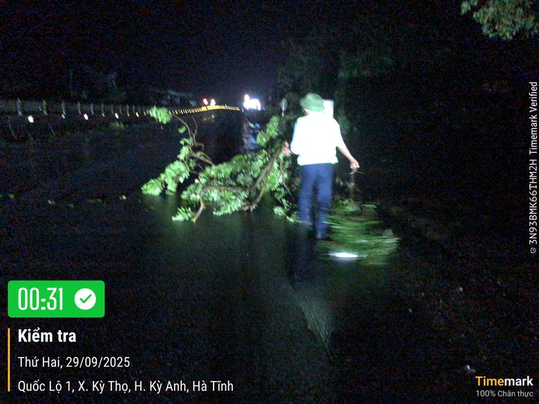 Bão số 10: Nhiều ngôi nhà đổ sập, đã có thiệt hại về người- Ảnh 21. Bão số 10: Nhiều ngôi nhà đổ sập, đã có thiệt hại về người- Ảnh 21.