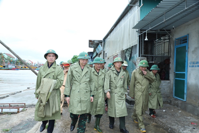 Ph&oacute; Thủ tướng Trần Hồng H&agrave; kiểm tra c&ocirc;ng t&aacute;c ứng ph&oacute; b&atilde;o số 10 tại Nghệ An- Ảnh 2.