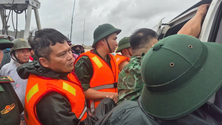 Cứu 8 thuyền vi&ecirc;n t&agrave;u c&aacute; gặp nạn ở Quảng Trị, tiếp tục t&igrave;m kiếm 3 người- Ảnh 1.