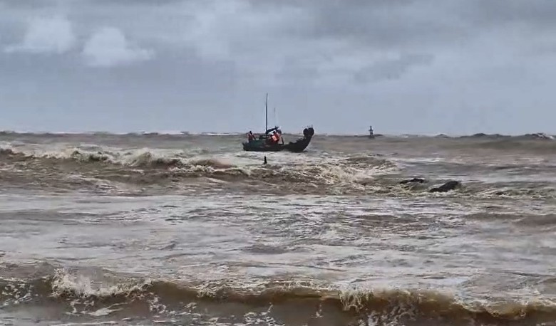 Cứu 8 thuyền vi&ecirc;n t&agrave;u c&aacute; gặp nạn ở Quảng Trị, tiếp tục t&igrave;m kiếm 3 người- Ảnh 9.