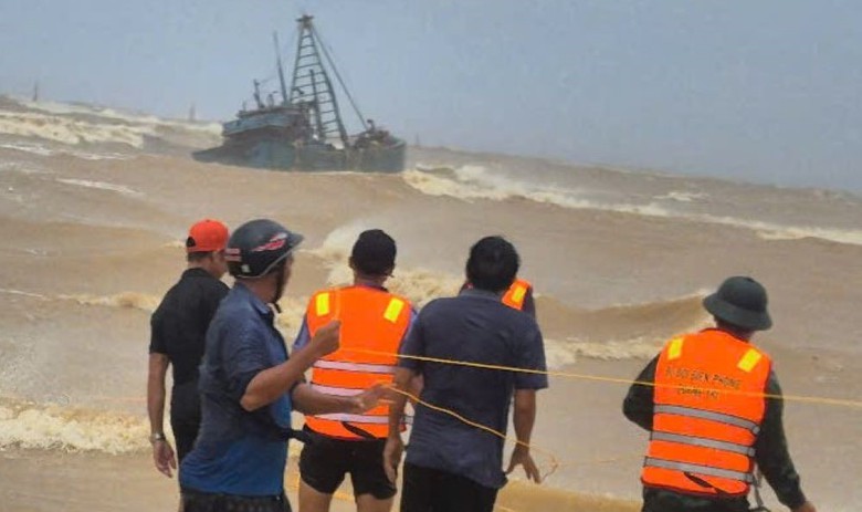 Cứu 8 thuyền vi&ecirc;n t&agrave;u c&aacute; gặp nạn ở Quảng Trị, tiếp tục t&igrave;m kiếm 3 người- Ảnh 3.