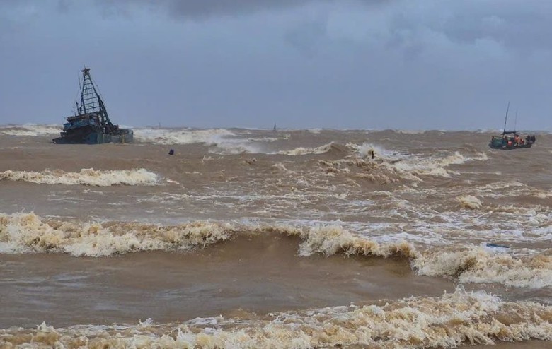 Cứu 8 thuyền vi&ecirc;n t&agrave;u c&aacute; gặp nạn ở Quảng Trị, tiếp tục t&igrave;m kiếm 3 người- Ảnh 5.