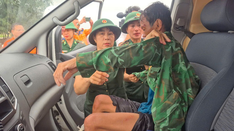 Cứu 8 thuyền vi&ecirc;n t&agrave;u c&aacute; gặp nạn ở Quảng Trị, tiếp tục t&igrave;m kiếm 3 người- Ảnh 6.