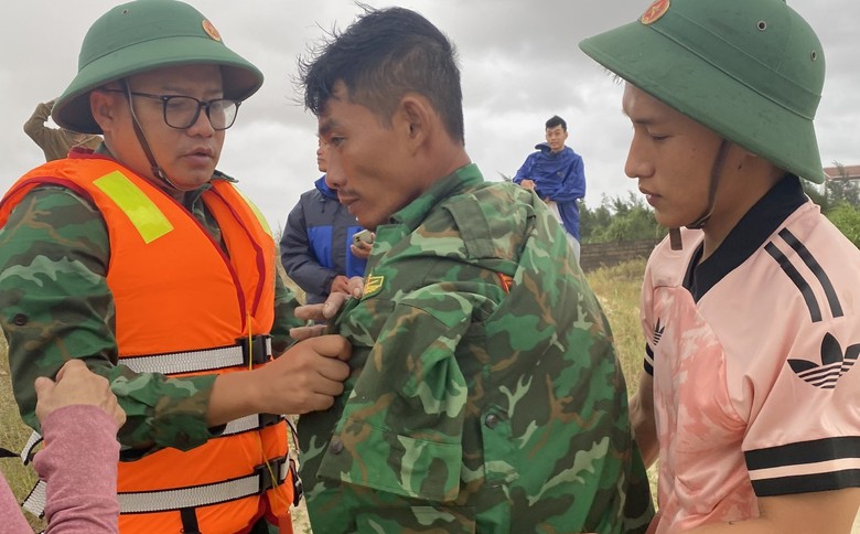 Cứu 8 thuyền vi&ecirc;n t&agrave;u c&aacute; gặp nạn ở Quảng Trị, tiếp tục t&igrave;m kiếm 3 người- Ảnh 7.