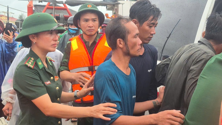 Cứu 8 thuyền vi&ecirc;n t&agrave;u c&aacute; gặp nạn ở Quảng Trị, tiếp tục t&igrave;m kiếm 3 người- Ảnh 8.