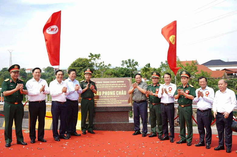 Thủ tướng cắt băng kh&aacute;nh th&agrave;nh cầu Phong Ch&acirc;u mới- Ảnh 3.