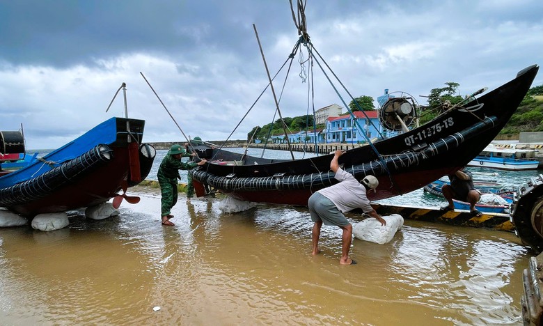 Người d&acirc;n đặc khu Cồn Cỏ ở Quảng Trị v&agrave;o hầm tr&aacute;nh b&atilde;o số 10- Ảnh 2.