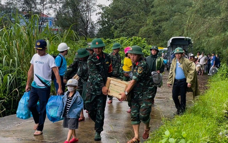 Người d&acirc;n đặc khu Cồn Cỏ ở Quảng Trị v&agrave;o hầm tr&aacute;nh b&atilde;o số 10- Ảnh 4.