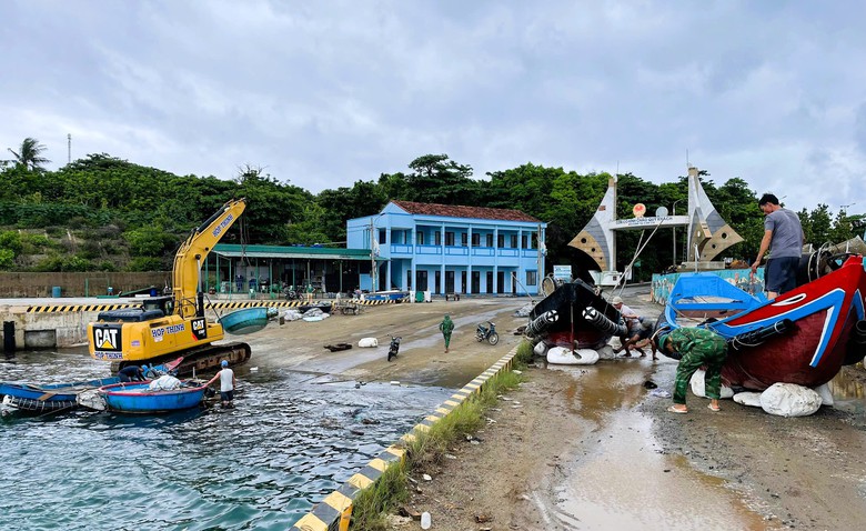 Người d&acirc;n đặc khu Cồn Cỏ ở Quảng Trị v&agrave;o hầm tr&aacute;nh b&atilde;o số 10- Ảnh 5.