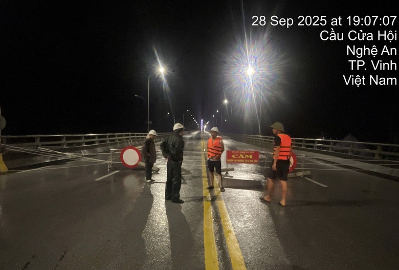 Khẩn cấp cấm cầu Cửa Hội, cao tốc Bắc - Nam qua 3 tỉnh để ứng ph&oacute; b&atilde;o số 10- Ảnh 1.