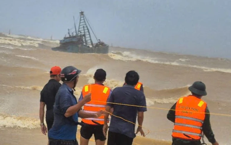 Hai t&agrave;u c&aacute; với 11 thuyền vi&ecirc;n gặp nạn khi đang v&agrave;o bờ tr&aacute;nh b&atilde;o ở Quảng Trị- Ảnh 1.