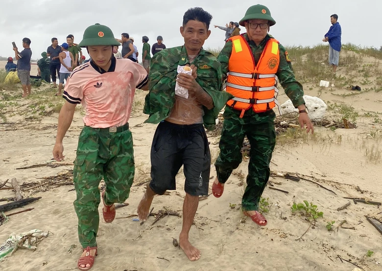 Hai t&agrave;u c&aacute; với 11 thuyền vi&ecirc;n gặp nạn khi đang v&agrave;o bờ tr&aacute;nh b&atilde;o ở Quảng Trị- Ảnh 2.