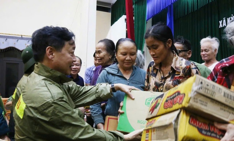 H&agrave; Tĩnh: Những bữa cơm ấm t&igrave;nh người giữa mưa b&atilde;o số 10- Ảnh 1.