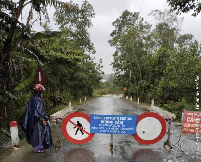 Hà Tĩnh: Nhiều tuyến quốc lộ bị ngập, lốc xoáy gây thiệt hại nhà dân và doanh nghiệp- Ảnh 1. Hà Tĩnh: Nhiều tuyến quốc lộ bị ngập, lốc xoáy gây thiệt hại nhà dân và doanh nghiệp- Ảnh 1.