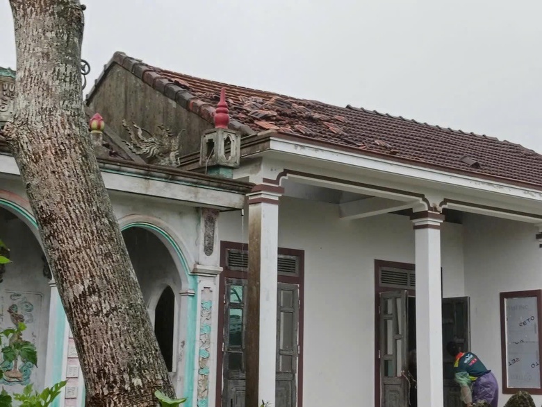 Hà Tĩnh: Nhiều tuyến quốc lộ bị ngập, lốc xoáy gây thiệt hại nhà dân và doanh nghiệp- Ảnh 3. Hà Tĩnh: Nhiều tuyến quốc lộ bị ngập, lốc xoáy gây thiệt hại nhà dân và doanh nghiệp- Ảnh 3.