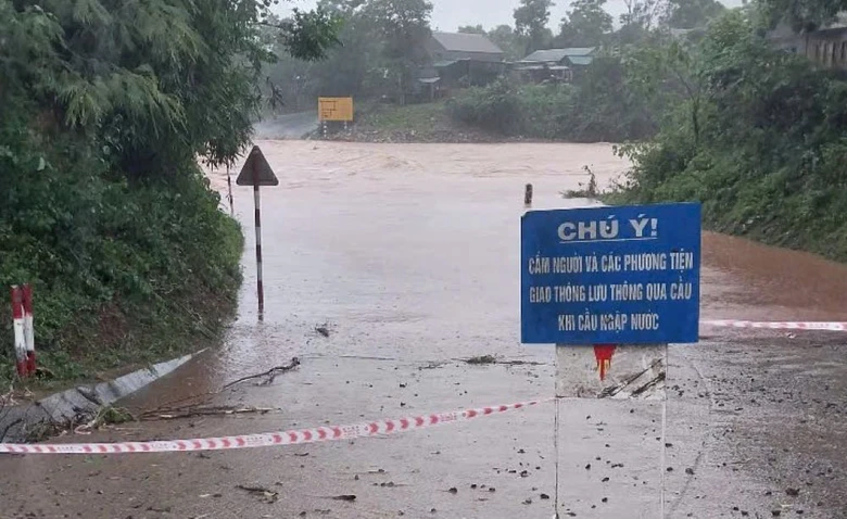 Quảng Trị: 3 người mất t&iacute;ch, nhiều cầu tr&agrave;n ngập s&acirc;u, đường giao th&ocirc;ng bị sạt lở- Ảnh 2.