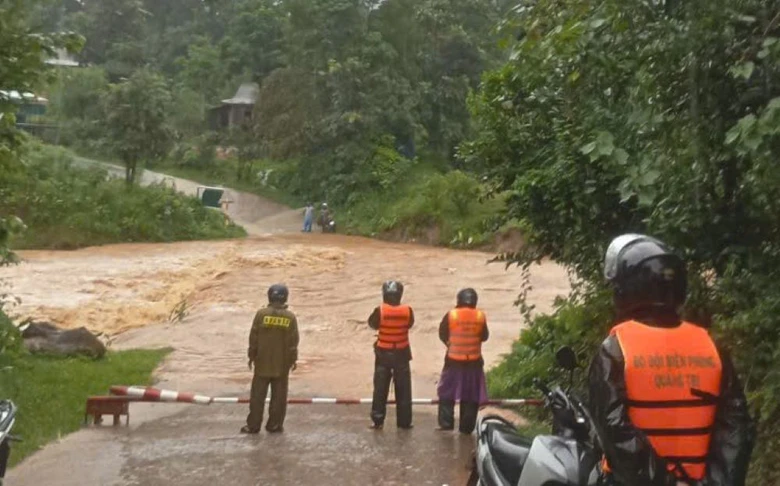 Quảng Trị: 3 người mất t&iacute;ch, nhiều cầu tr&agrave;n ngập s&acirc;u, đường giao th&ocirc;ng bị sạt lở- Ảnh 4.