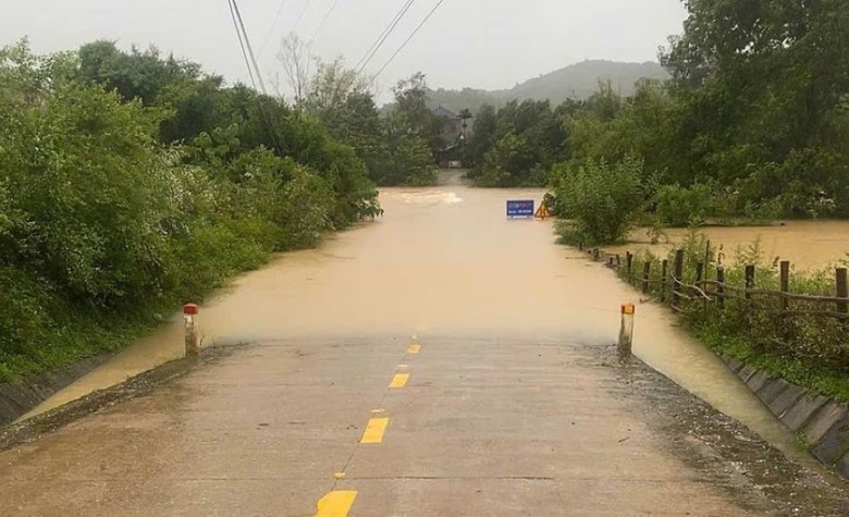 Quảng Trị: 3 người mất t&iacute;ch, nhiều cầu tr&agrave;n ngập s&acirc;u, đường giao th&ocirc;ng bị sạt lở- Ảnh 3.