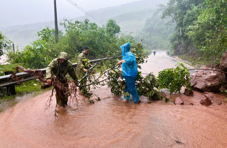 Quảng Trị: Th&ecirc;m thuyền vi&ecirc;n được cứu, đ&atilde; sơ t&aacute;n hơn 1.400 người đến nơi tr&aacute;nh tr&uacute; an to&agrave;n- Ảnh 3.
