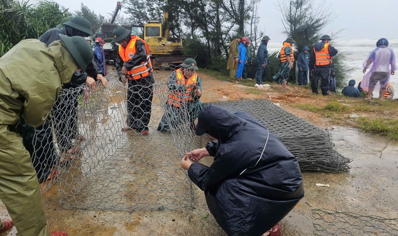 Quảng Trị: Th&ecirc;m thuyền vi&ecirc;n được cứu, đ&atilde; sơ t&aacute;n hơn 1.400 người đến nơi tr&aacute;nh tr&uacute; an to&agrave;n- Ảnh 4.