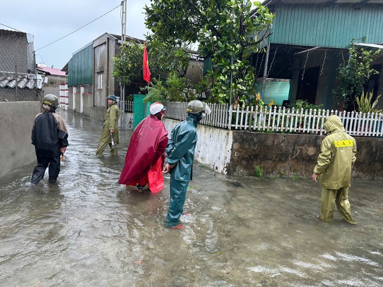 H&agrave; Tĩnh sơ t&aacute;n người d&acirc;n trước giờ b&atilde;o số 10 đổ bộ- Ảnh 4.