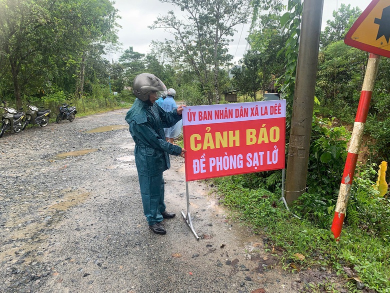 Đà Nẵng: Một người bị nước cuốn khi bơi qua sông, quốc lộ sạt lở do ảnh hưởng bão số 10- Ảnh 1. Đà Nẵng: Một người bị nước cuốn khi bơi qua sông, quốc lộ sạt lở do ảnh hưởng bão số 10- Ảnh 1.