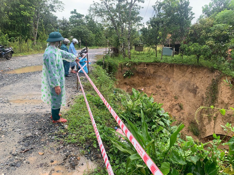 Đà Nẵng: Một người bị nước cuốn khi bơi qua sông, quốc lộ sạt lở do ảnh hưởng bão số 10- Ảnh 2. Đà Nẵng: Một người bị nước cuốn khi bơi qua sông, quốc lộ sạt lở do ảnh hưởng bão số 10- Ảnh 2.