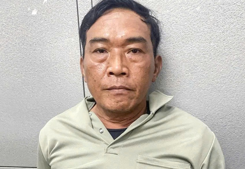 Bắt giữ t&agrave;i xế xe &ocirc;m mời du kh&aacute;ch nước ngo&agrave;i h&uacute;t thuốc rồi trộm t&agrave;i sản- Ảnh 1.