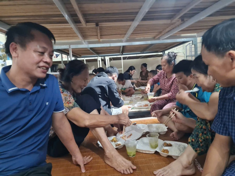 Hà Tĩnh: Những bữa cơm ấm tình người giữa mưa bão số 10- Ảnh 3. Hà Tĩnh: Những bữa cơm ấm tình người giữa mưa bão số 10- Ảnh 3.