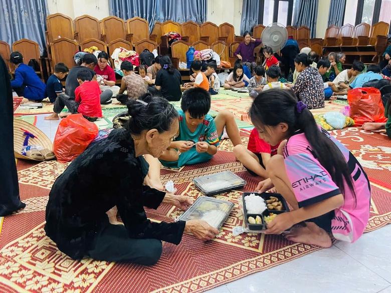 Hà Tĩnh: Những bữa cơm ấm tình người giữa mưa bão số 10- Ảnh 4. Hà Tĩnh: Những bữa cơm ấm tình người giữa mưa bão số 10- Ảnh 4.