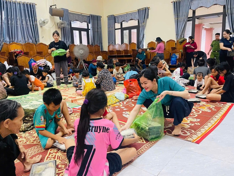 Hà Tĩnh: Những bữa cơm ấm tình người giữa mưa bão số 10- Ảnh 6. Hà Tĩnh: Những bữa cơm ấm tình người giữa mưa bão số 10- Ảnh 6.