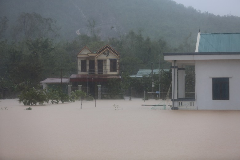 Nhiều nơi ở Thanh H&oacute;a ngập trong nước lũ sau b&atilde;o số 10- Ảnh 2.