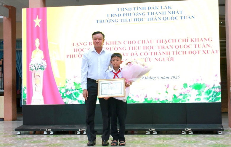 Chủ tịch tỉnh Đắk Lắk tặng bằng khen học sinh lớp 5 dũng cảm cứu bạn trong vụ thảm &aacute;n- Ảnh 1.