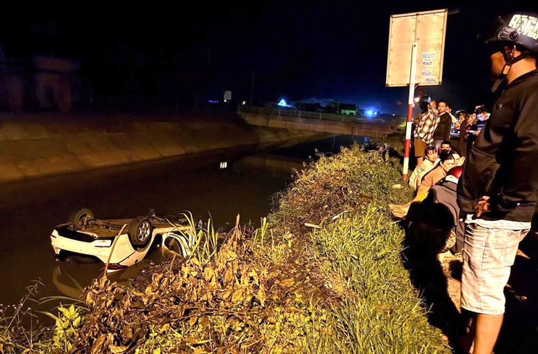 Xe &ocirc; t&ocirc; con lật dưới mương nước khiến một thanh ni&ecirc;n tử vong thương t&acirc;m.