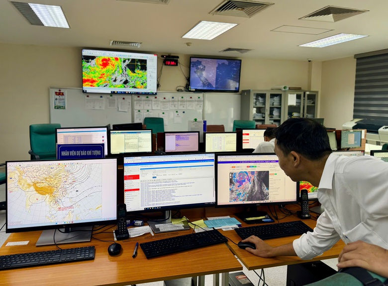 Hơn 300 chuyến bay phải đổi đường tránh bão Bualoi- Ảnh 1. Hơn 300 chuyến bay phải đổi đường tránh bão Bualoi- Ảnh 1.