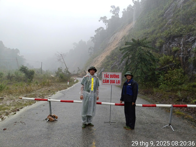 Nghệ An: Nhiều tuyến quốc lộ, tỉnh lộ bị chia cắt do sạt lở, ngập &uacute;ng sau b&atilde;o số 10- Ảnh 1.