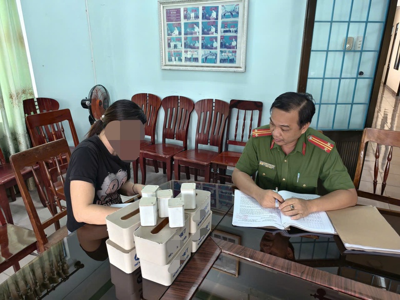 C&ocirc;ng an Quảng Ng&atilde;i ngăn chặn quảng c&aacute;o cờ bạc tr&aacute; h&igrave;nh tại qu&aacute;n ăn, tiệm tạp h&oacute;a- Ảnh 1.