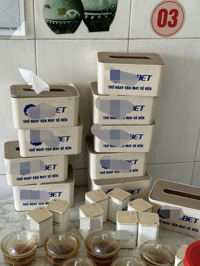 C&ocirc;ng an Quảng Ng&atilde;i ngăn chặn quảng c&aacute;o cờ bạc tr&aacute; h&igrave;nh tại qu&aacute;n ăn, tiệm tạp h&oacute;a- Ảnh 2.