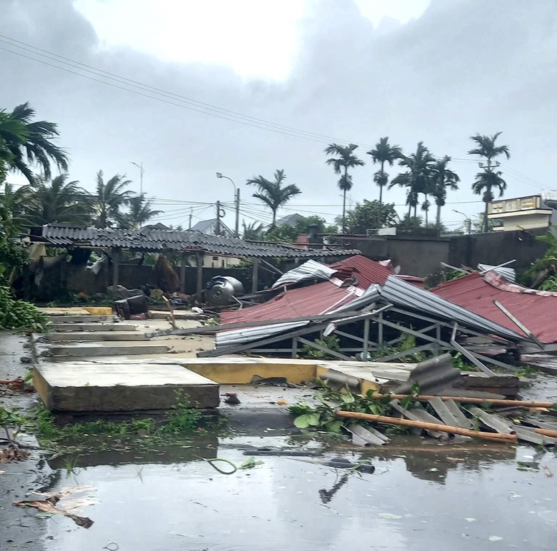 Bão số 10: Nhiều ngôi nhà đổ sập, đã có thiệt hại về người- Ảnh 16. Bão số 10: Nhiều ngôi nhà đổ sập, đã có thiệt hại về người- Ảnh 16.