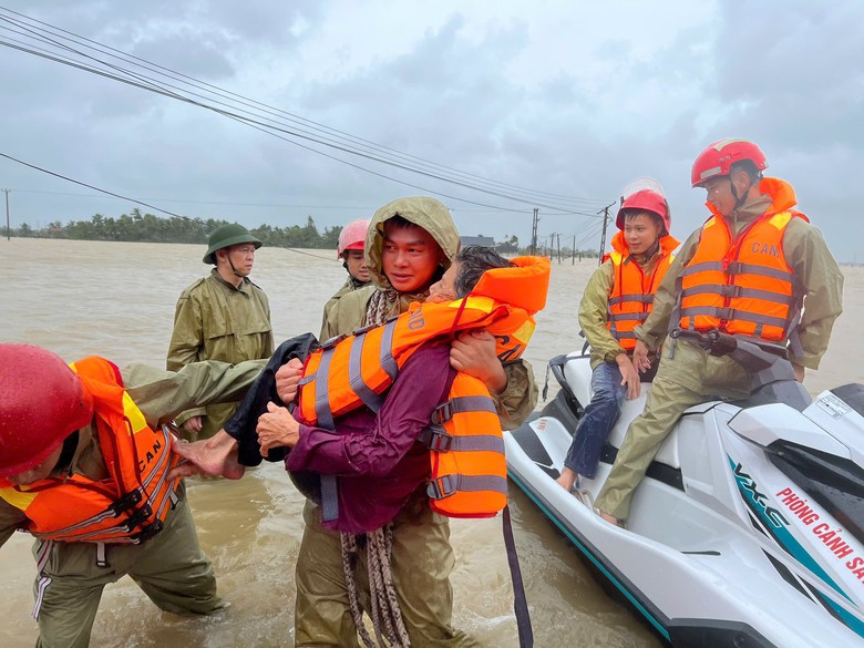 Nhiều nơi ở Thanh H&oacute;a ngập trong nước lũ sau b&atilde;o số 10- Ảnh 1.