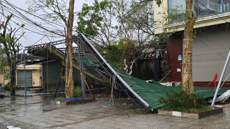 Nghệ An: Xuy&ecirc;n b&atilde;o cứu người d&acirc;n mắc kẹt tr&ecirc;n s&ocirc;ng Lam- Ảnh 6.