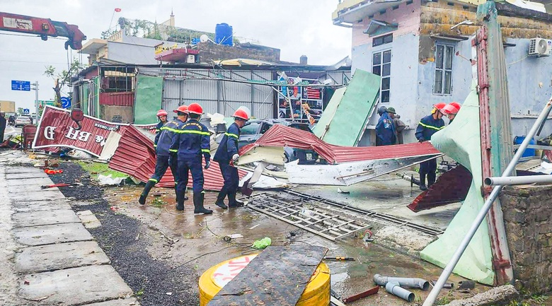 B&atilde;o số 10: Nhiều ng&ocirc;i nh&agrave; đổ sập, đ&atilde; c&oacute; thiệt hại về người- Ảnh 7.