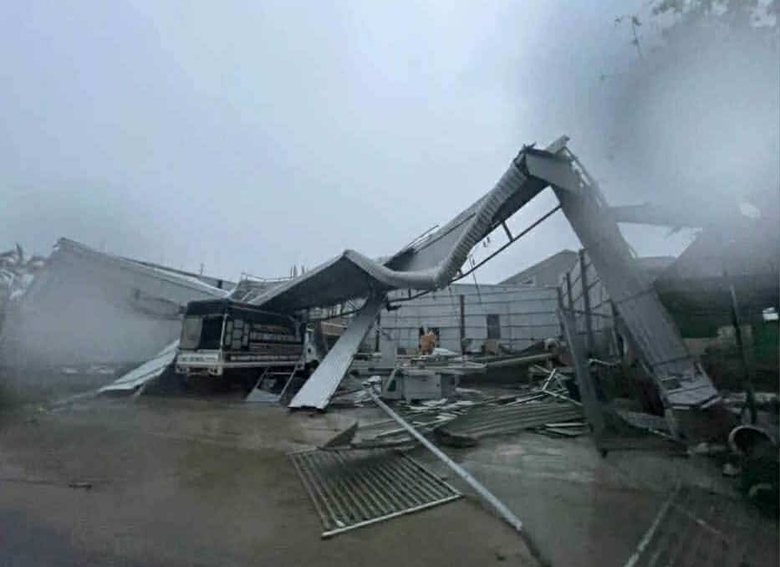 Bão số 10: Nhiều ngôi nhà đổ sập, đã có thiệt hại về người- Ảnh 23. Bão số 10: Nhiều ngôi nhà đổ sập, đã có thiệt hại về người- Ảnh 23.