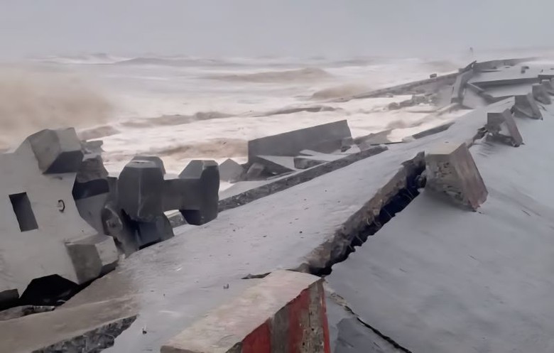 B&atilde;o số 10: Nhiều ng&ocirc;i nh&agrave; đổ sập, đ&atilde; c&oacute; thiệt hại về người- Ảnh 1.